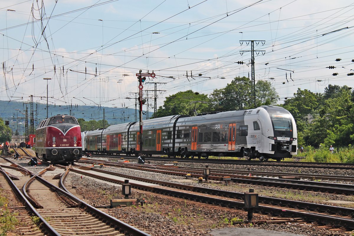 Nachschuss auf NX 462 027, als dieser am Nachmittag des 22.06.2019 zusammen mit NX 462 026 als RE 5 (Wesel - Koblenz Hbf) am Rangierbahnhof und DB Museum in Koblenz Lützel vorbei in Richtung Zielbahnhof. Links erkennt man noch die V200, welche an der Fahrzeugparade des Sommerfestes vom DB Museum teilnahm.