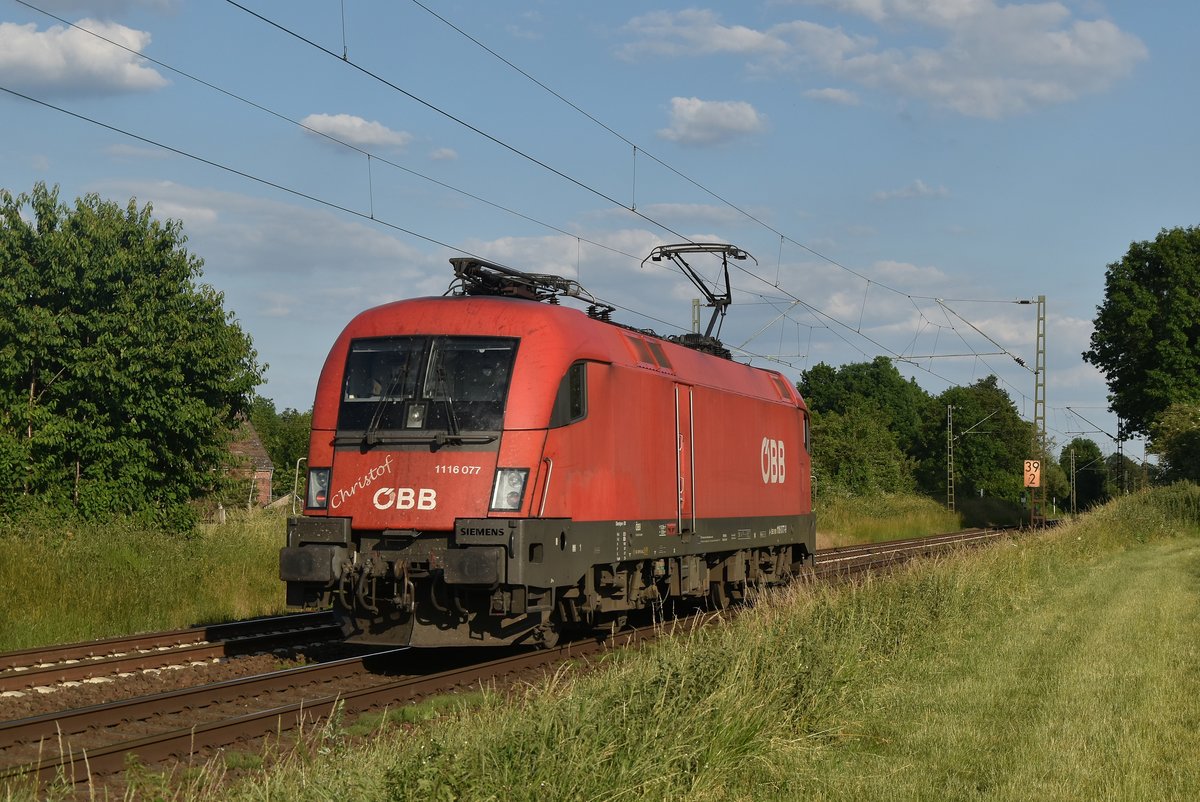 Nachschuß auf die ÖBB 1116 077, die hier bei Kaarst Broicherseite gen Neuss Weisenberg unterwegs ist. 17.6.2019