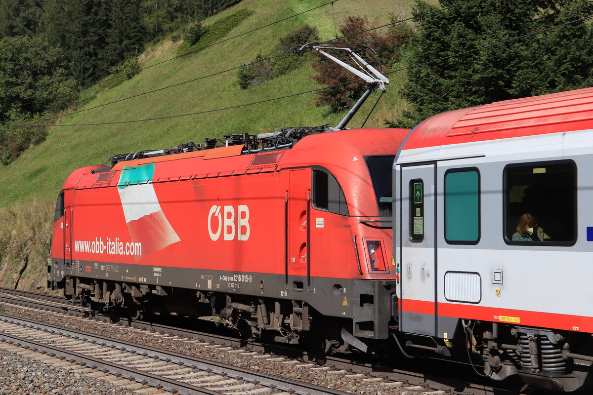 Nachschuss auf die ÖBB 1216 015-8, welche die Italien Flagge immer noch drauf hat, vor dem EC 88 von Bologna Centrale nach München Hbf. Aufgenommen bei St. Jodok am Brenner am 25.09.2021