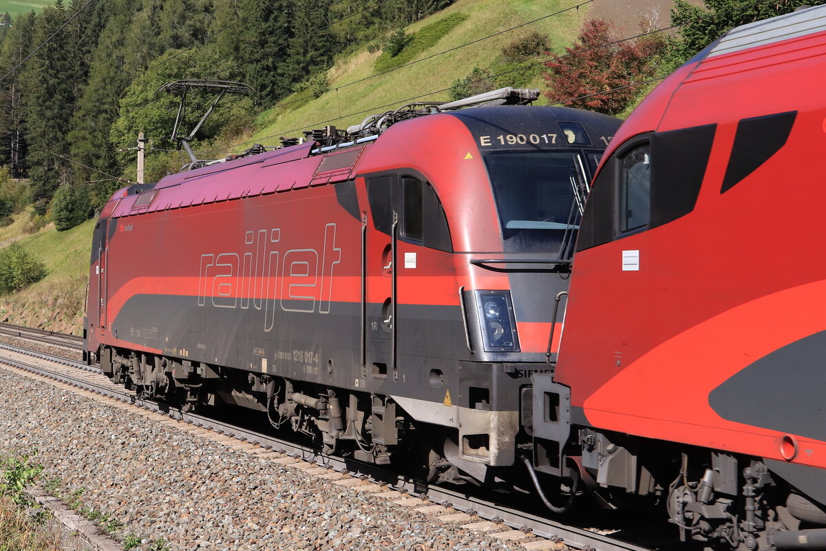 Nachschuss auf die ÖBB 1216 017-4 vor dem (wegen eines Defekts) ausgefallenen RJX 185 von Bozen nach Wien Hbf bei der Übstellungsfahrt nach Innsbruck Hbf. Aufgenommen bei St. Jodok am Brenner am 09.10.2021