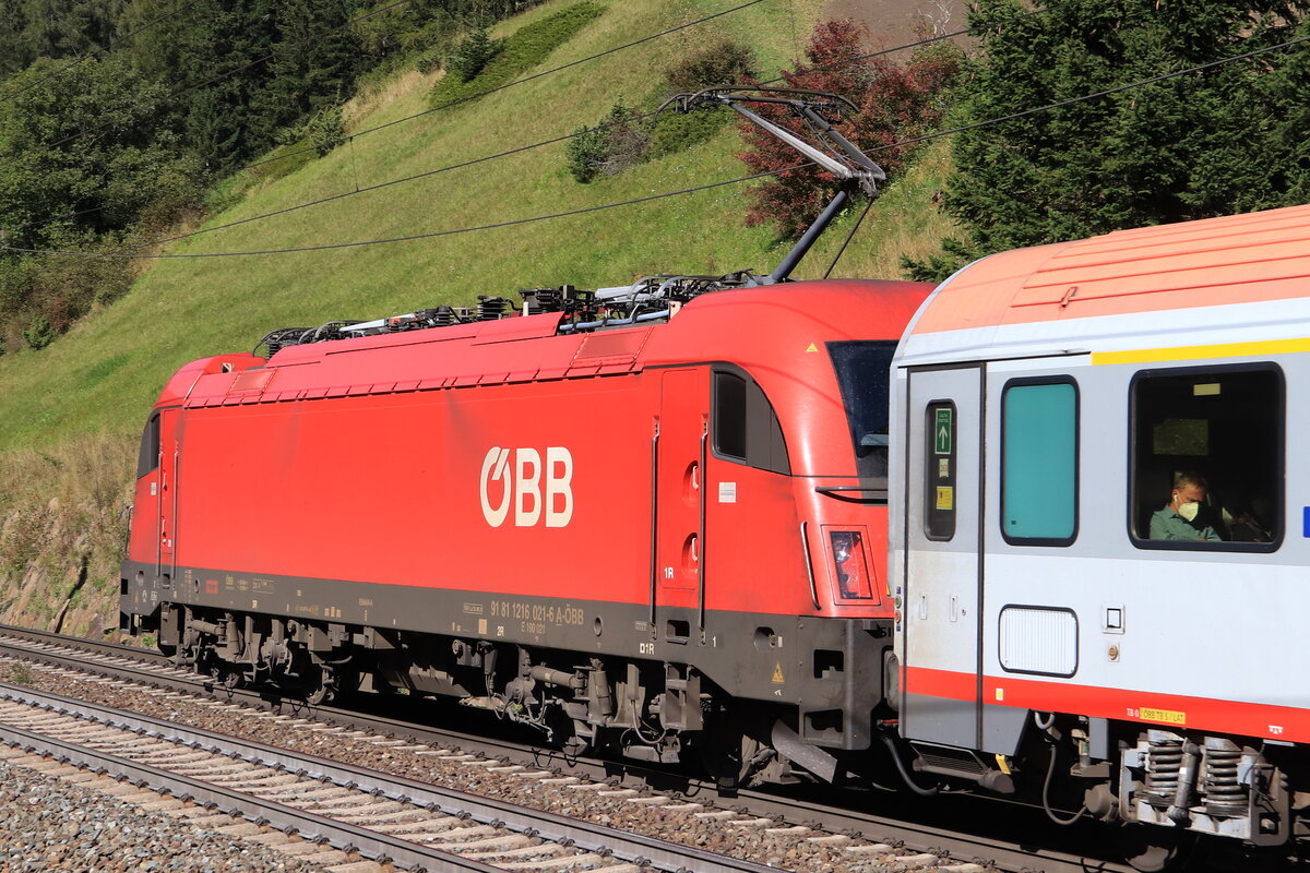 Nachschuss auf die ÖBB 1216 021-6 vor dem EC 88 von Bologna Centrale nach München Hbf. Aufgenommen bei St. Jodok am Brenner am 09.10.2021