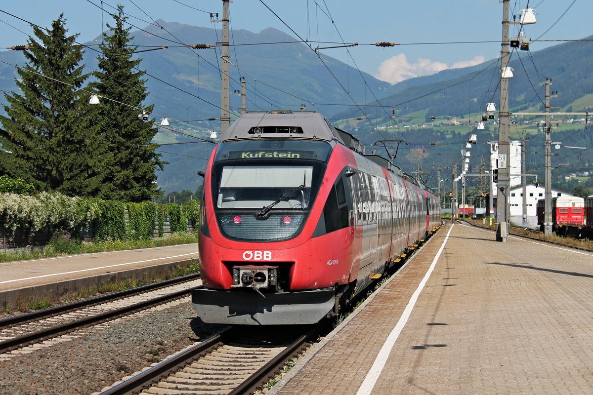 Nachschuss auf ÖBB 4024 074-9, als dieser am 02.07.2018 zusammen mit ÖBB 4024 060-8 als REX (Brenner/Brennero - Kuftsein) durch den Bahnhof von Fritzens-Wattens gen Wörgl fuhr.
