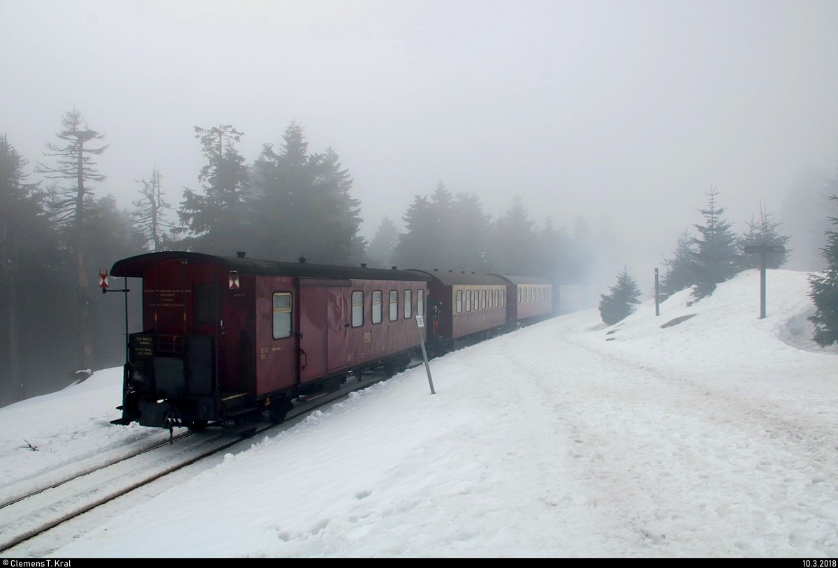 Nachschuss auf P  vom Brocken nach Drei Annen Hohne mit Zuglok 99 7237-3 der Harzer Schmalspurbahnen GmbH (HSB), die am Goetheweg auf der Brockenbahn (Bahnstrecke Drei Annen Hohne–Brocken | KBS 325) fährt. [10.3.2018 | 12:32 Uhr]
