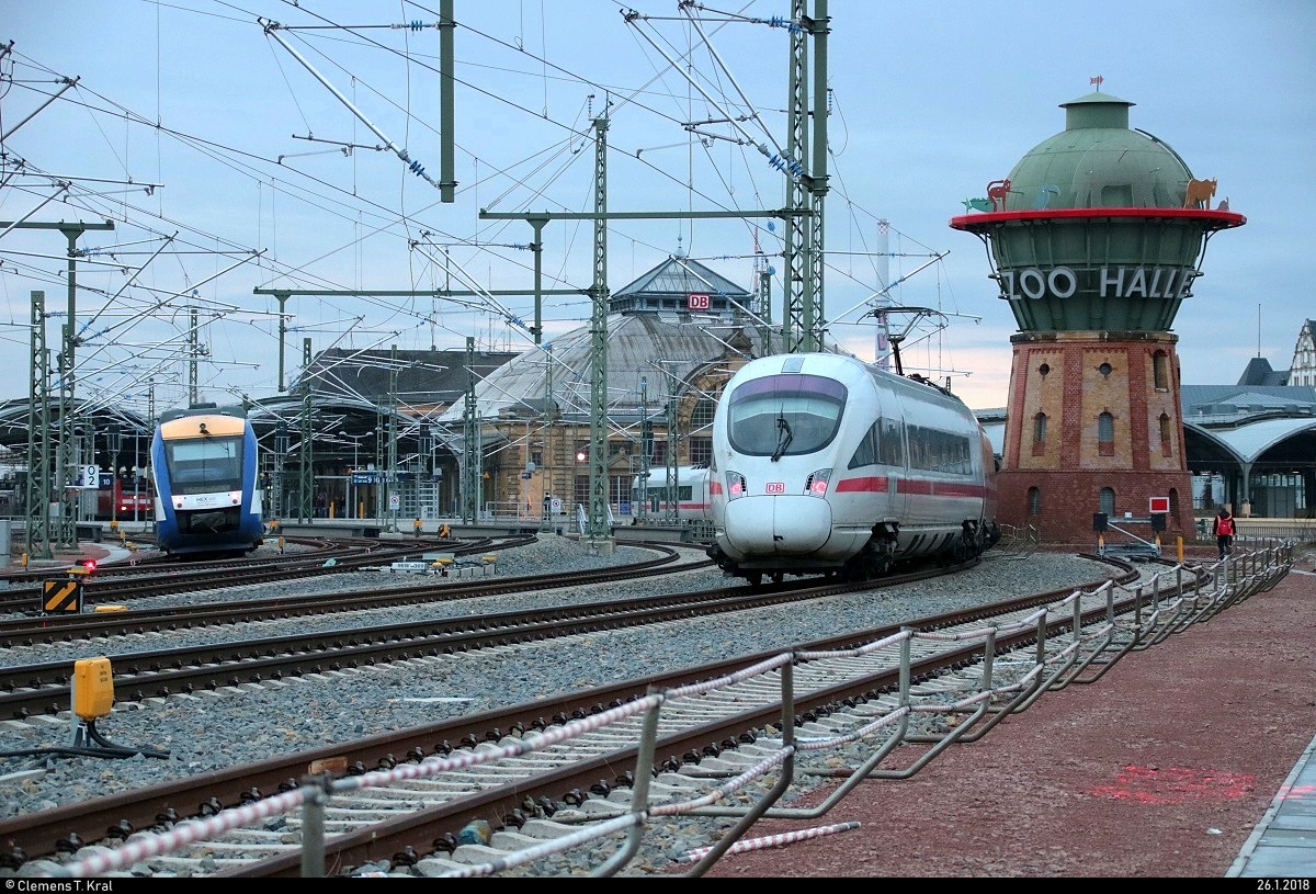 Nachschuss auf die Paralleleinfahrt in Halle(Saale)Hbf von 648 280-5 (Alstom Coradia LINT 41) von Transdev Sachsen-Anhalt (HarzElbeExpress) als HEX80411 (HEX 4) von Goslar nach Halle(Saale)Hbf und einer BR 411 als ICE 1538 (Linie 15) von Berlin Hbf (tief) nach Frankfurt(Main)Hbf. Aufgenommen von der Delitzscher Straße. [26.1.2018 | 16:14 Uhr]