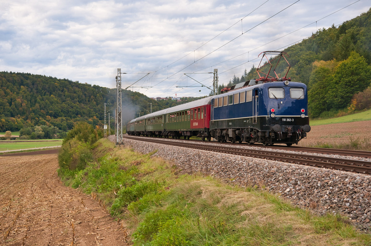 Nachschuss auf die Pendelfahrt Treuchtlingen-Eichstätt Bahnhof bei Breitenfurt. Gezogen wurde von der Bayerischen S3/6, geschoben von 110 262, 29.09.2019