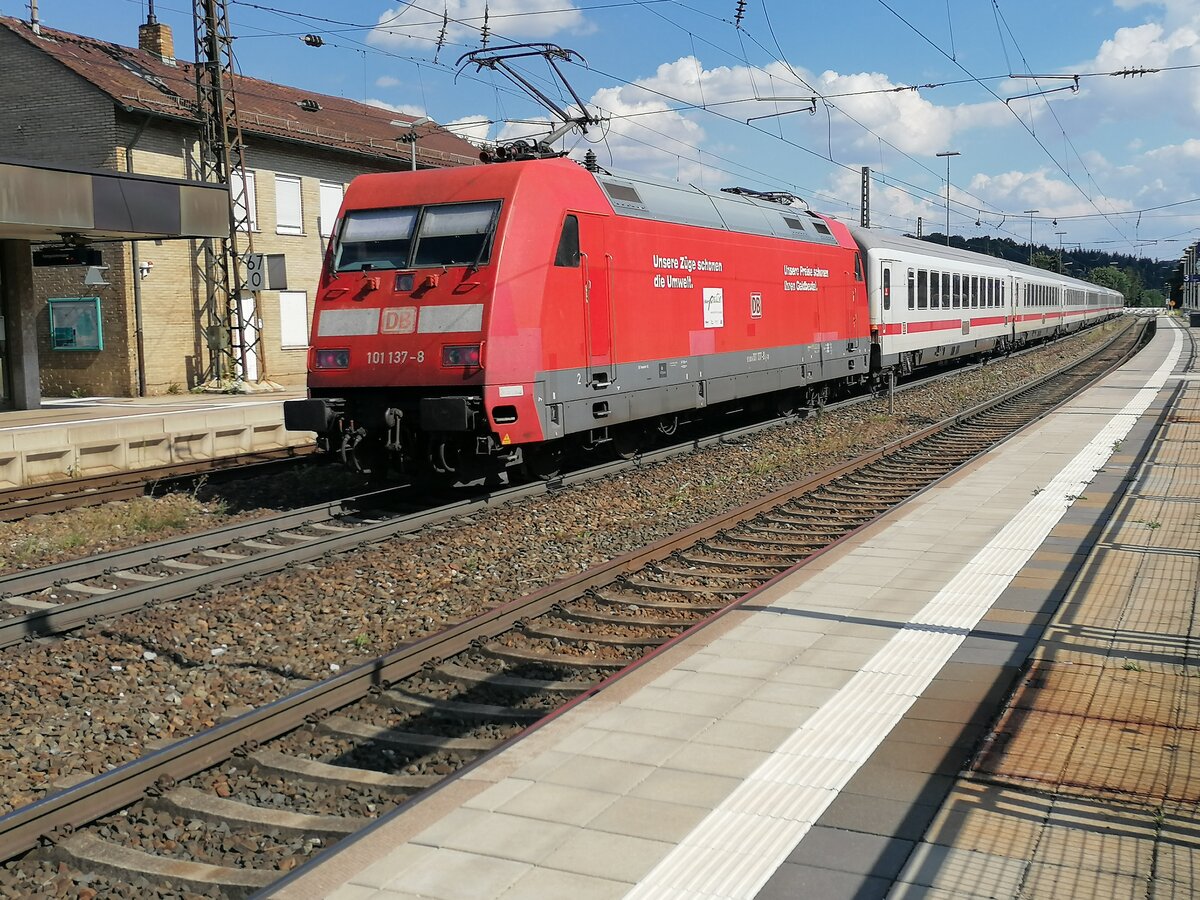 Nachschuss auf die Pep Werbelok 101 137-8, die einen Intercity Richtung Ulm Hbf schiebt.
Aufgenommen am 30.07.2022 im Bahnhof Amstetten