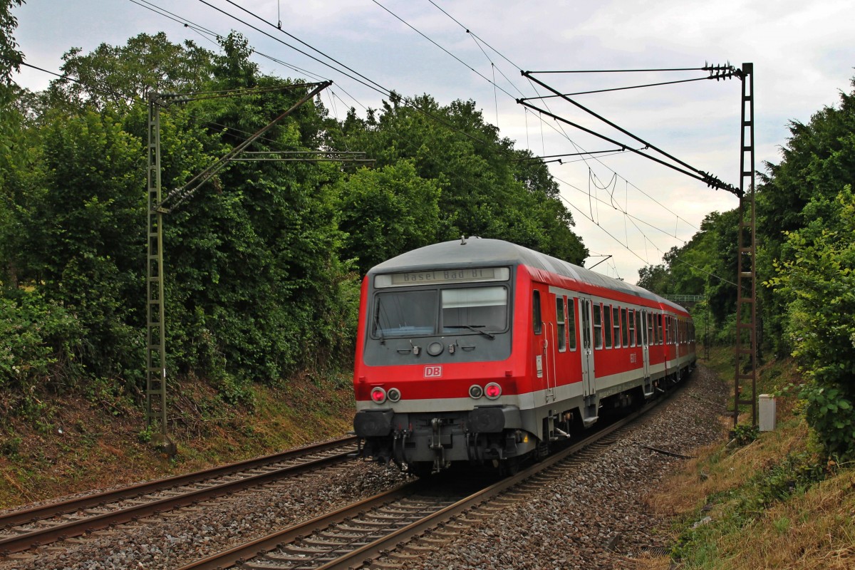 Nachschuss auf den Prototyp Steuerwagen der Bauart  Wittenberge . Bnrdzf 483.1 D-DB 50 80 80-35 100-2 mit Zuglok 111 048-5 bei der Durchfahrt der Sdkurve von Schallstadt.