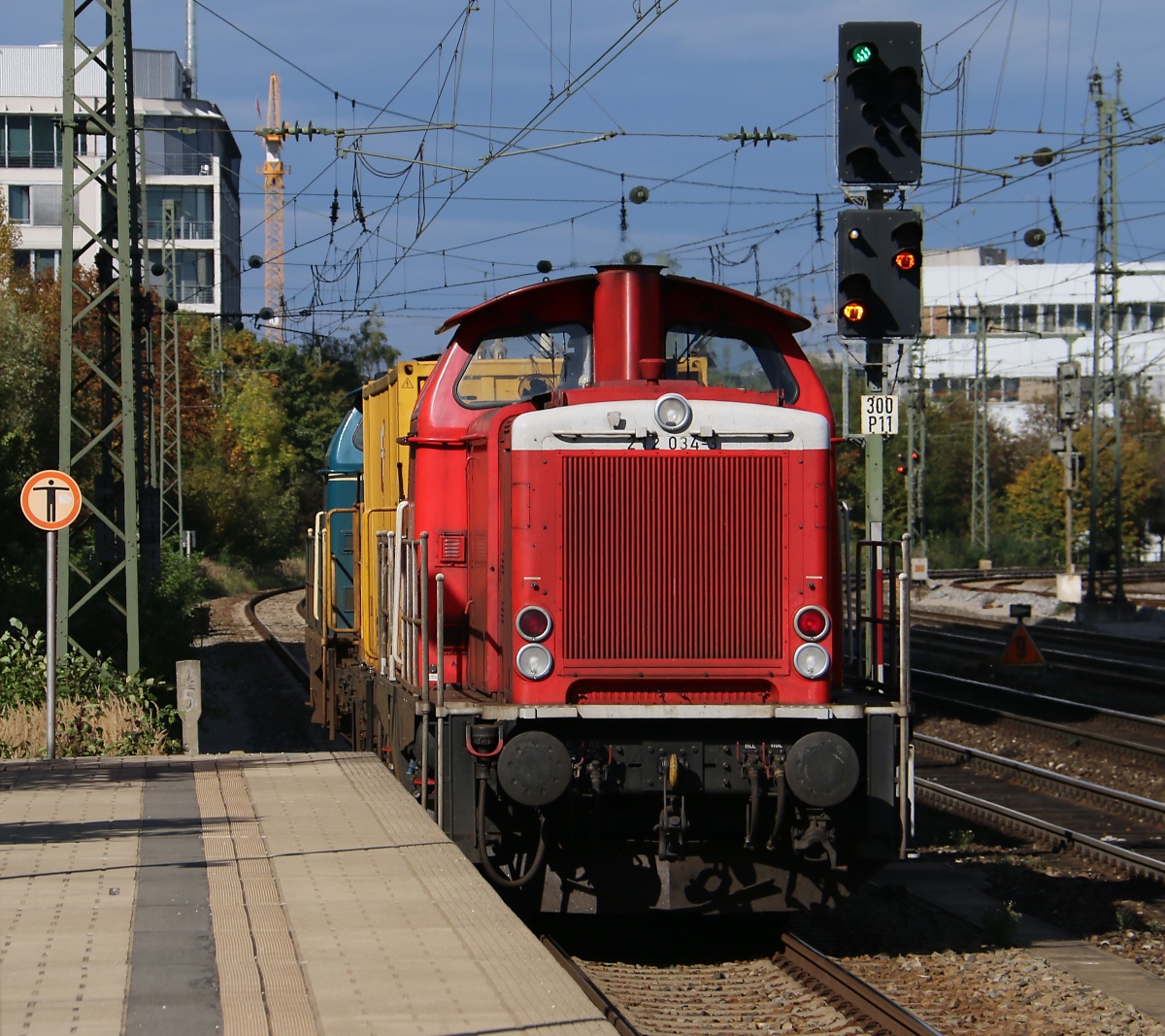 Nachschuss auf den Putz-Zug mit 212 034-3 und 212 329-7. Aufgenommen am 07.10.2014 in München Heimeranplatz.