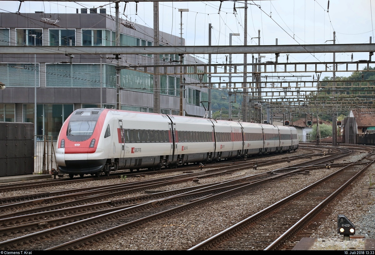 Nachschuss auf RABDe 500 0?? als IC 675 (IC 21) nach Lugano (CH), der seinen Startbahnhof Olten (CH) auf Gleis 12 verlässt.
[10.7.2018 | 13:33 Uhr]