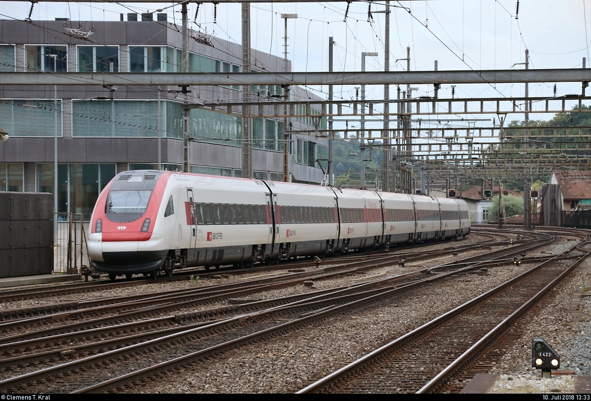 Nachschuss auf RABDe 500 0?? als IC 675 (IC 21) nach Lugano (CH), der seinen Startbahnhof Olten (CH) auf Gleis 12 verlässt.
[10.7.2018 | 13:33 Uhr]
