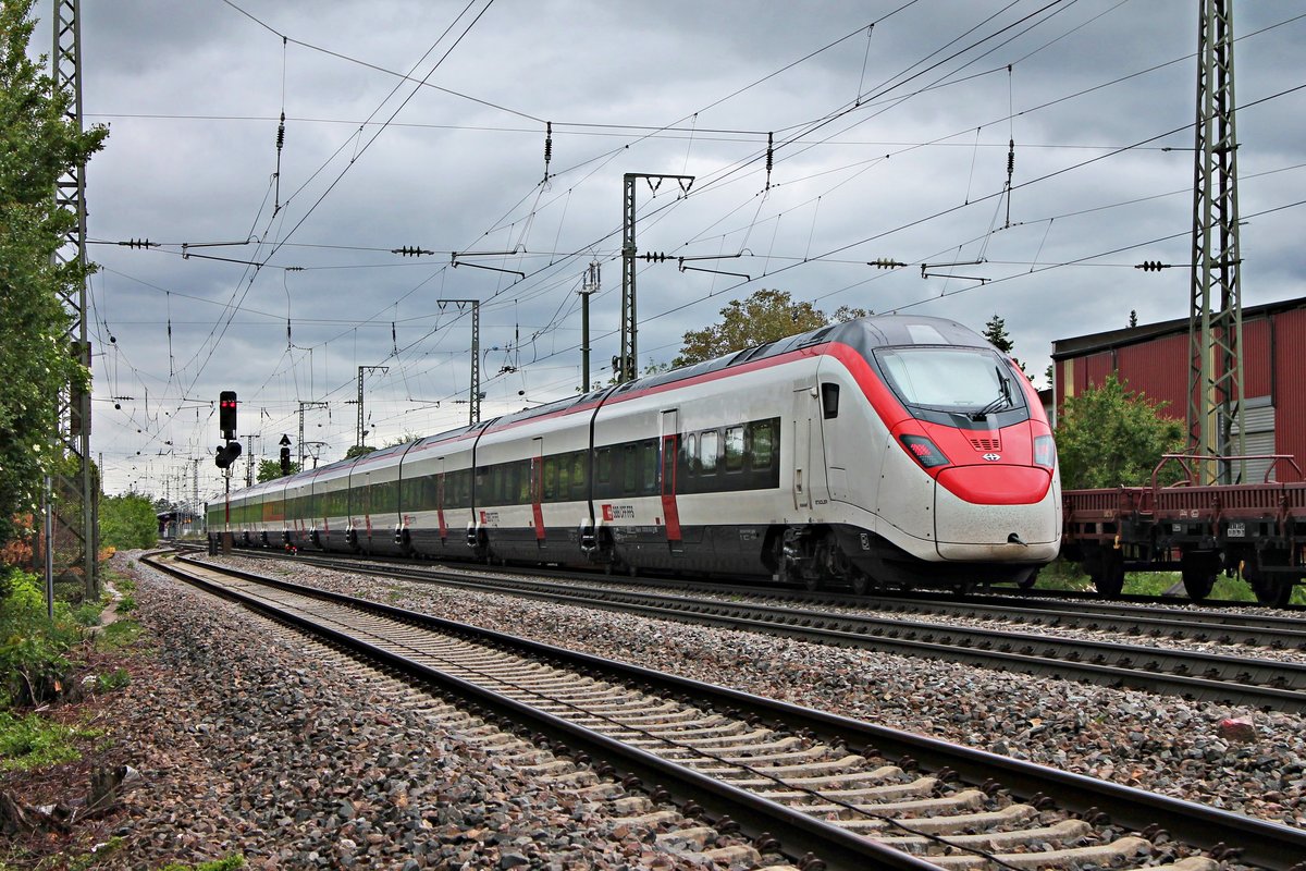 Nachschuss auf RABe 501 010-9, als dieser am späten Mittag des 01.05.2020 auf Überführungsfahrt in die Schweiz über die Rheintalbahn durch den Bahnhof von Müllheim (Baden) in Richtung Basel fuhr.