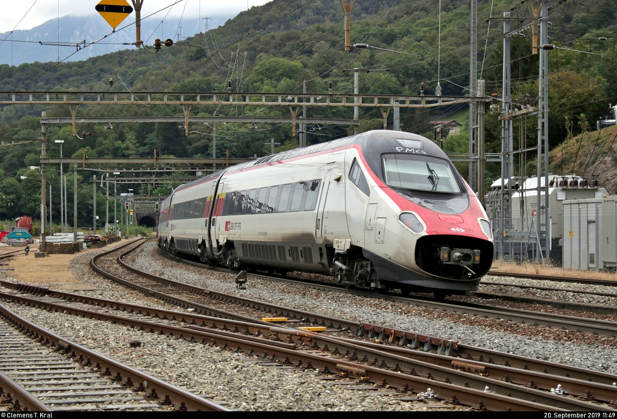 Nachschuss auf RABe 503 ??? (Alstom ETR 610) SBB als EC 358 von Milano Centrale (I) nach Basel SBB (CH), der den Bahnhof Rivera-Bironico (CH) auf der Gotthardbahn am Monte Ceneri (600) durchfährt.
Aufgenommen von einem öffentlich zugänglichen Parkplatz.
[20.9.2019 | 11:49 Uhr]