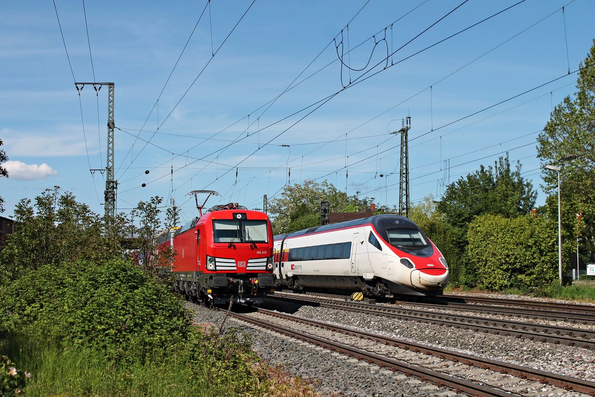 Nachschuss auf RABe 503 011-3 am Nachmittag des 22.05.2019 bei der Durchfahrt durch den Bahnhof von Müllheim (Baden) als ECE 52 (Milano Centrale - Frankfurt (Main) Hbf) in Richtung Freiburg (Breisgau), als auf dem Überholgleis gen Schweiz die 193 373 mit einem Containerzug auf ihre Überholung wartete.