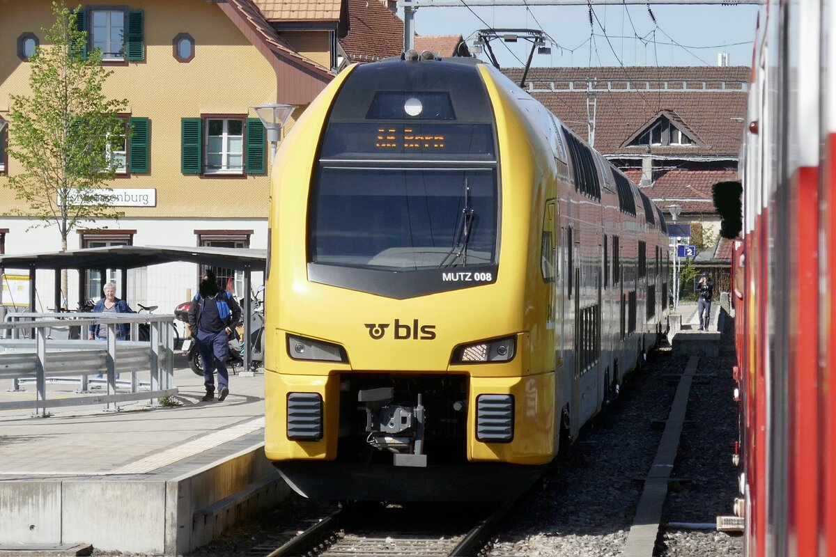 Nachschuss auf den RABe 515 008 der BLS nach dem der RBDe 566 I 222 den Bahnhof Schwarzenburg verlässt.