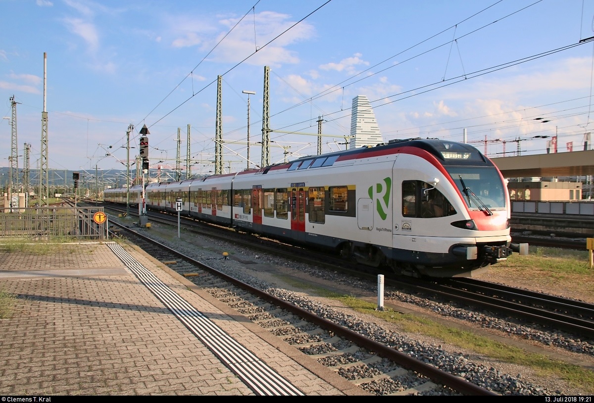 Nachschuss auf RABe 521 ??? und RABe 521 001-9  RegioTriRhena  (Stadler FLIRT) der Regio-S-Bahn Basel (SBB) als S 87855 (S6) von Zell(Wiesental) (D) nach Basel SBB (CH), die den Bahnhof Basel Bad Bf (CH) auf Gleis 7 verlassen.
Bild durchlief die Selbstfreischaltung (Schattenseite).
[13.7.2018 | 19:21 Uhr]