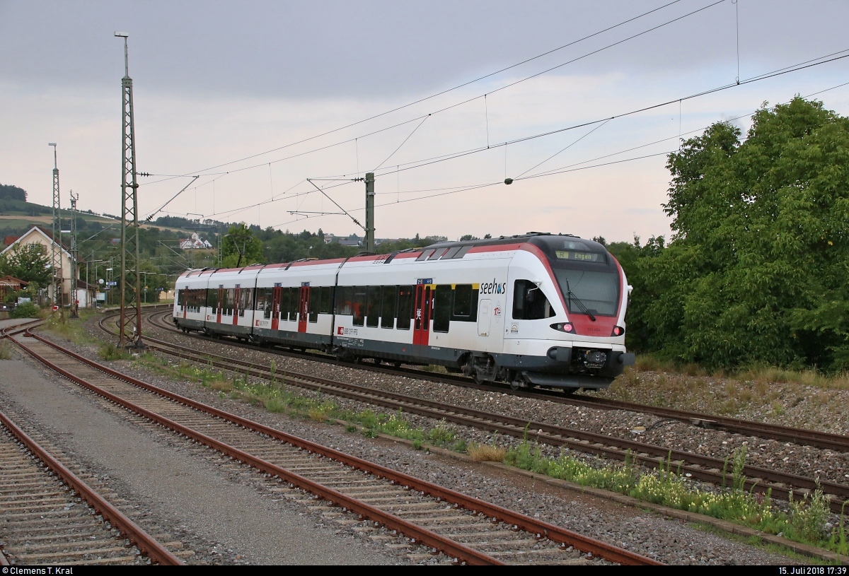 Nachschuss auf RABe 521 204 (Stadler FLIRT) der SBB GmbH (SBB) als SBB87700  Seehas  von Konstanz nach Engen, der den Bahnhof Welschingen-Neuhausen auf der Bahnstrecke Offenburg–Singen (Schwarzwaldbahn (Baden) | KBS 720) während eines kurzen Gewitterschauers erreicht.
[15.7.2018 | 17:39 Uhr]