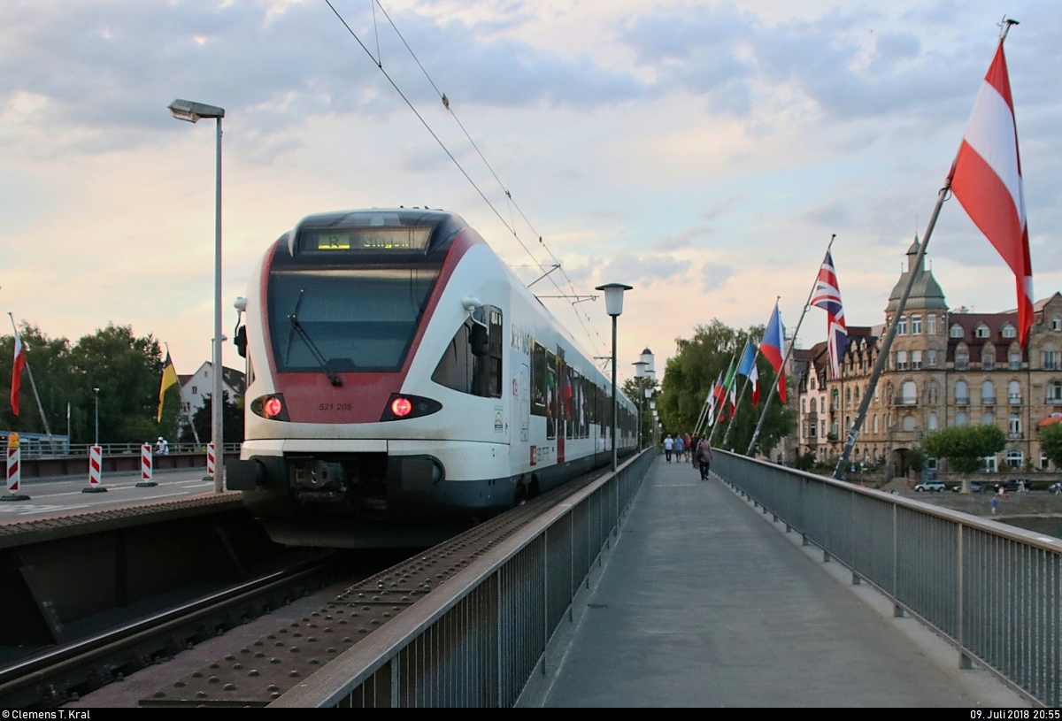 Nachschuss auf RABe 521 205 (Stadler FLIRT) der SBB GmbH (SBB) als SBB87716  Seehas  von Konstanz nach Singen(Hohentwiel), der die Alte Rheinbrücke in Konstanz auf der Bahnstrecke Basel Bad Bf–Konstanz (Hochrheinbahn | KBS 720) überquert.
[9.7.2018 | 20:55 Uhr]
