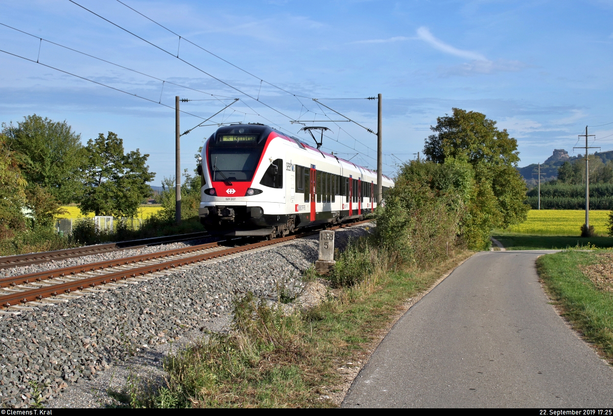 Nachschuss auf RABe 521 207 (Stadler FLIRT) der SBB GmbH (SBB) als SBB87699  Seehas  von Engen nach Konstanz, der in Engen-Welschingen auf der Bahnstrecke Offenburg–Singen (Schwarzwaldbahn (Baden) | KBS 720) fährt.
[22.9.2019 | 17:25 Uhr]