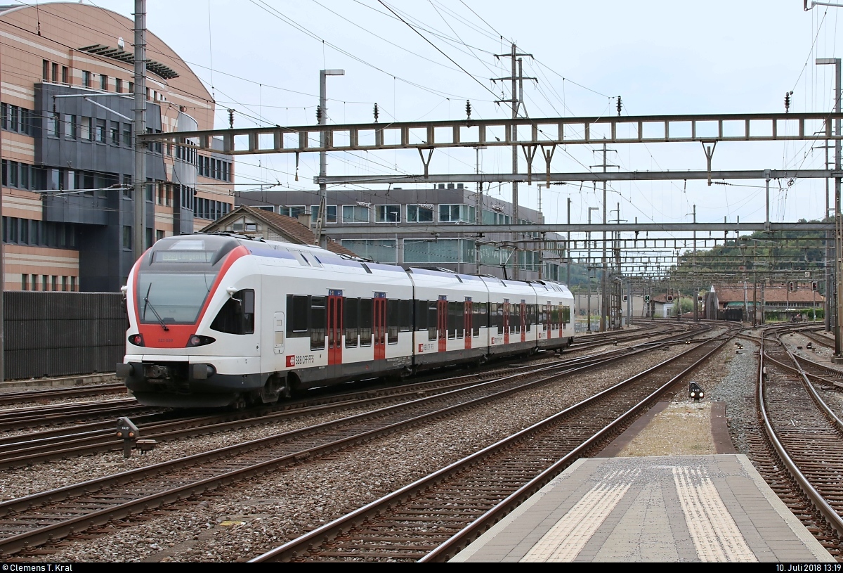 Nachschuss auf RABe 523 039 (Stadler FLIRT) der S-Bahn Aargau (SBB) als S29 von Brugg AG (CH) nach Langenthal (CH), die den Bahnhof Olten (CH) auf Gleis 9 verlässt.
[10.7.2018 | 13:19 Uhr]