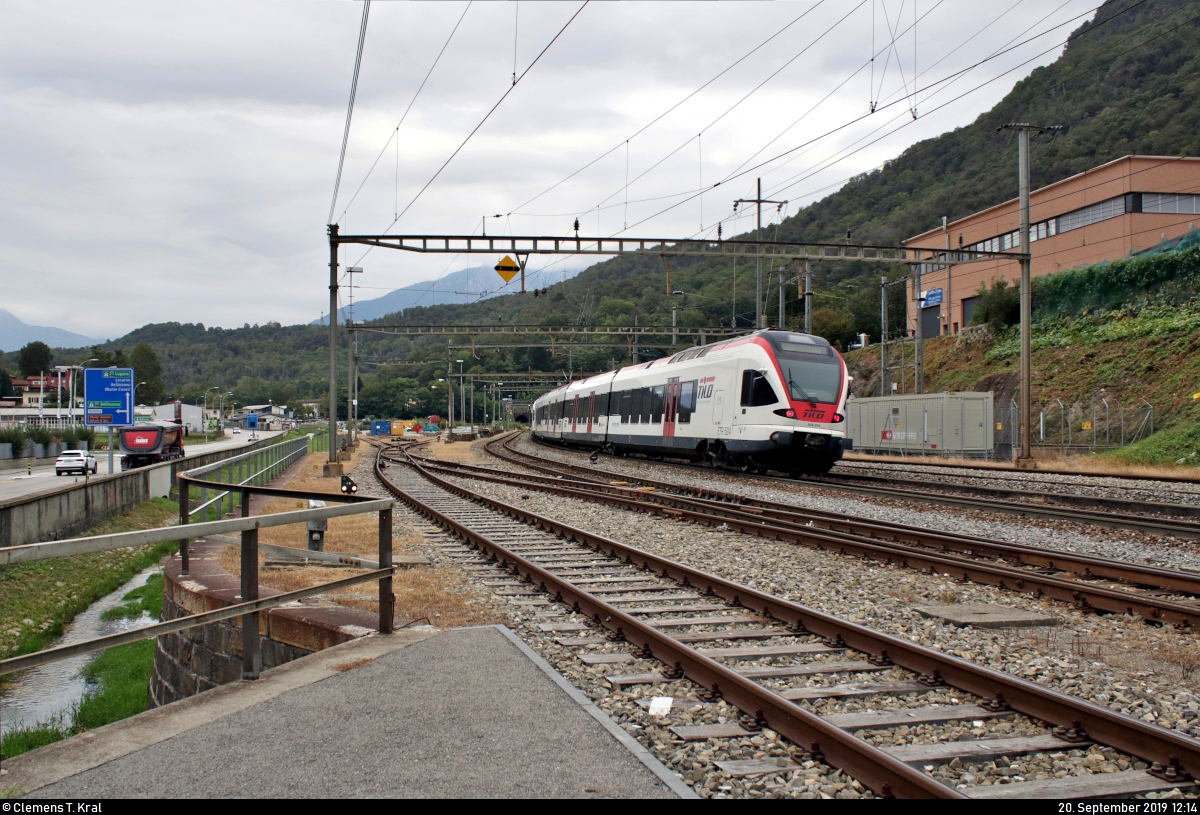 Nachschuss auf RABe 524 014 und RABe 524 110 (Stadler FLIRT) der TILO SA (SBB/TRENORD S.r.l.) als S10 von Mendrisio (CH) nach Bellinzona (CH), die den Bahnhof Rivera-Bironico (CH) auf der Gotthardbahn am Monte Ceneri (600) verlassen.
Bild durchlief die Selbstfreischaltung (Anpassungen am Text).
[20.9.2019 | 12:14 Uhr]