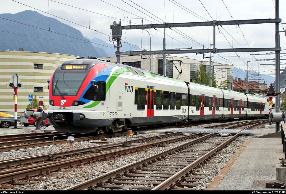 Nachschuss auf RABe 524 204 (Stadler FLIRT) der TILO SA (SBB/TRENORD S.r.l.) als S10 von Bellinzona (CH) nach Mendrisio (CH), weiter als S50 nach Busto Arsizio (I), weiter als R 25575 (R50) nach Malpensa Aeroporto T2 (I), der zusammen mit RABe 524 013 als S10 von Bellinzona (CH) nach Chiasso (CH), weiter als R 25175 (R10) nach Como S. Giovanni (I), den Bahnhof Lugano (CH) auf Gleis 2 verlässt.
Dieser Triebzug ist der erste der gesamten Fahrzeugflotte mit der neuen rot-blau-grünen Lackierung, die bis voraussichtlich 2022 die bisherige Farbgebung vollständig ersetzen soll.
Aufgenommen von einem öffentlich zugänglichen Parkplatz.
[20.9.2019 | 15:08 Uhr]