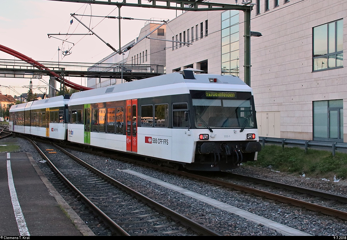 Nachschuss auf RABe 526 223-1 und RABe 526 680-4 (Stadler GTW | erste Generation) der Thurbo AG als S 14 nach Weinfelden (CH), die ihren Startbahnhof Konstanz auf Gleis 1b verlassen.
[9.7.2018 | 20:27 Uhr]