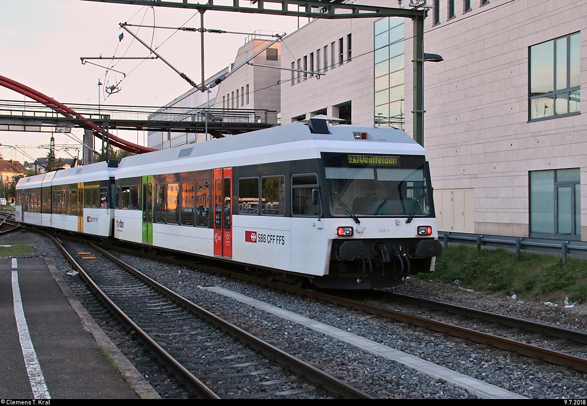 Nachschuss auf RABe 526 223-1 und RABe 526 680-4 (Stadler GTW | erste Generation) der Thurbo AG als S 14 nach Weinfelden (CH), die ihren Startbahnhof Konstanz auf Gleis 1b verlassen.
[9.7.2018 | 20:27 Uhr]