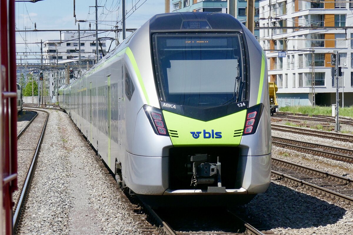 Nachschuss auf den RABe 528 124 am 27.4.24 bei der Einfahrt in den Bahnhof Thun.