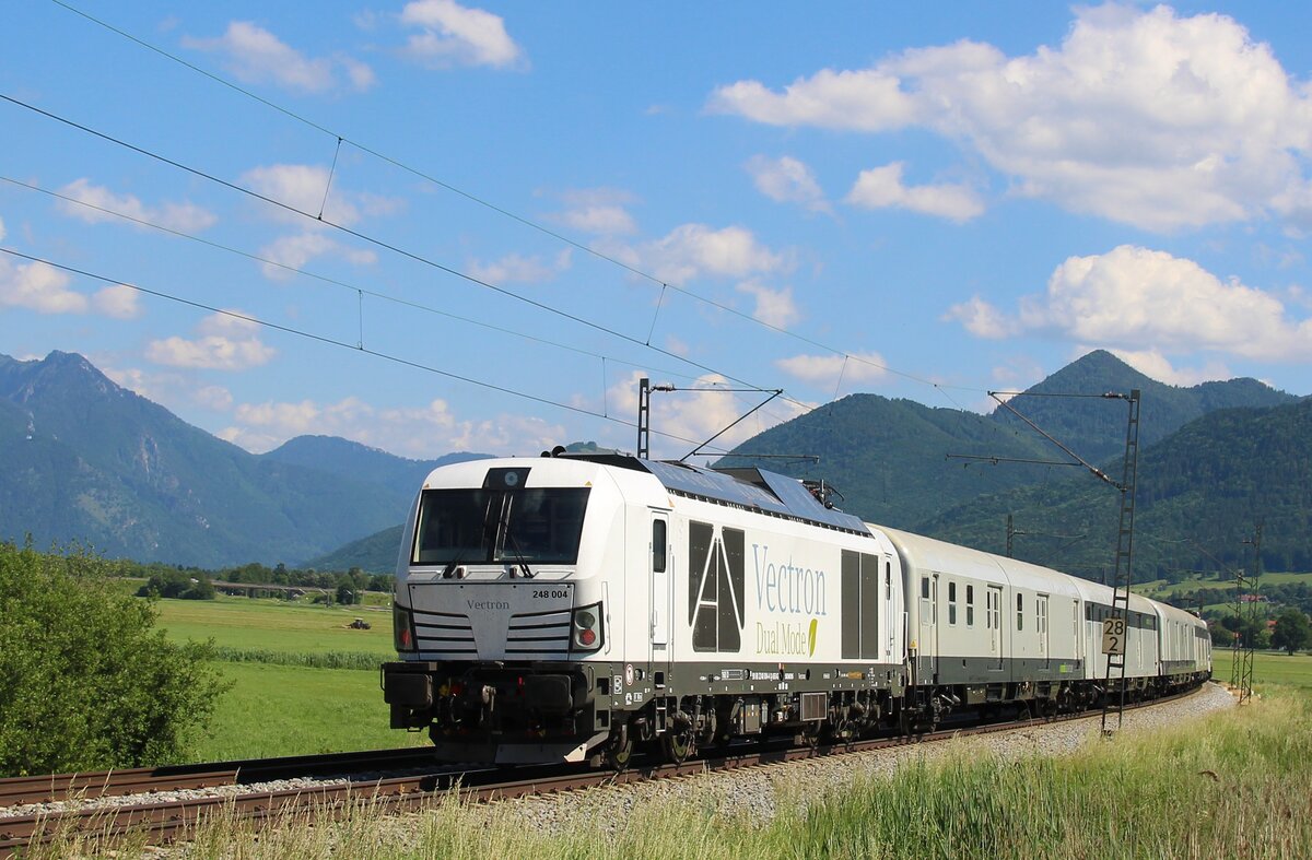 Nachschuss auf den Radve - Zug mit 183-500 an der Spitze und 248-004 am Zugschluss.
Bild vom 13.06.2021 nahe Bernau/KBS 951