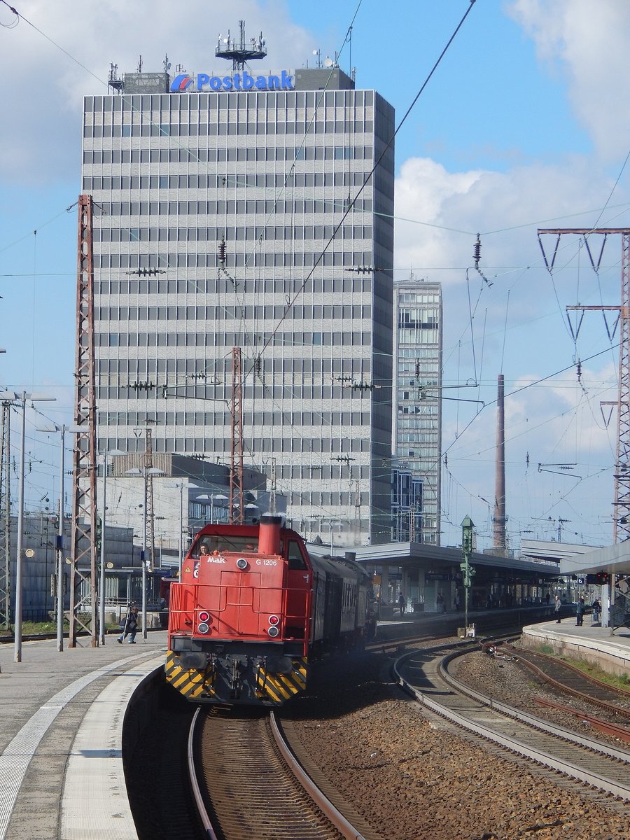 Nachschuss auf die Railflex 275er mit dem Pendelzug von Bochum Dahlhausen in Essen Hbf.

Essen 16.04.2016
