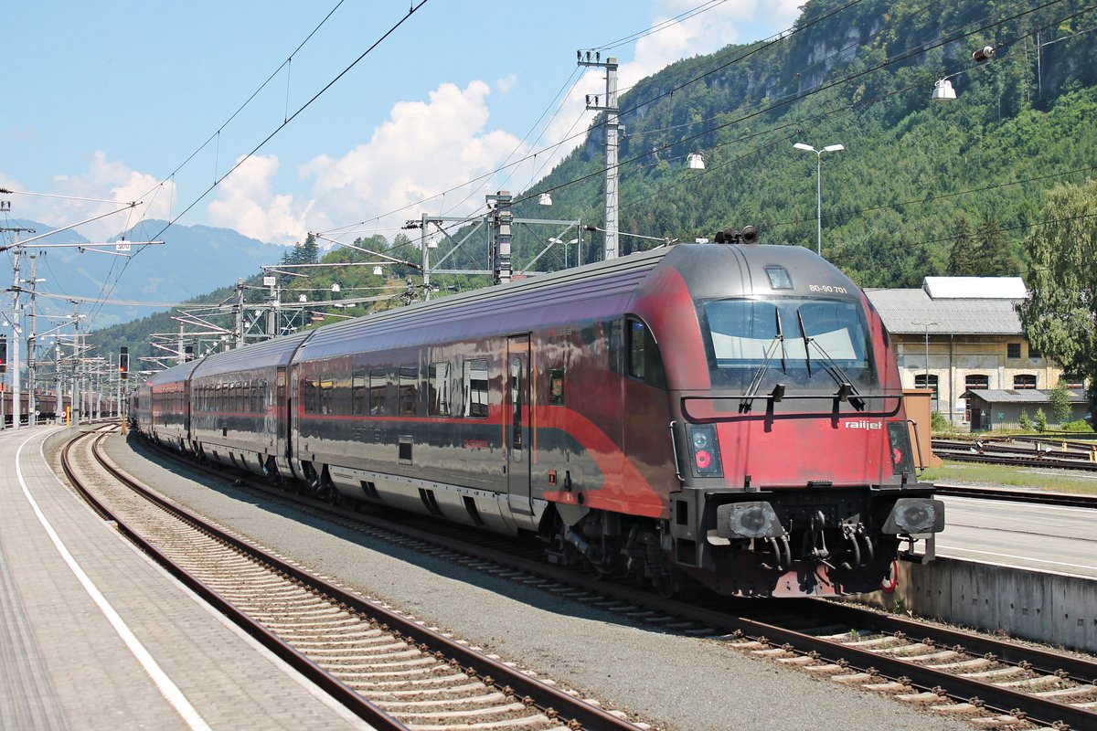 Nachschuss auf RailJet-Steuerwagen 80-90 701  Spirit of Salzburg , als dieser am 30.06.2018 zusammen mit der Zuglok 1116 219 als RJ 160 (Wien Hbf - Zürich HB) aus dem Bahnhof von Feldkirch in Richtung Buchs fuhr.