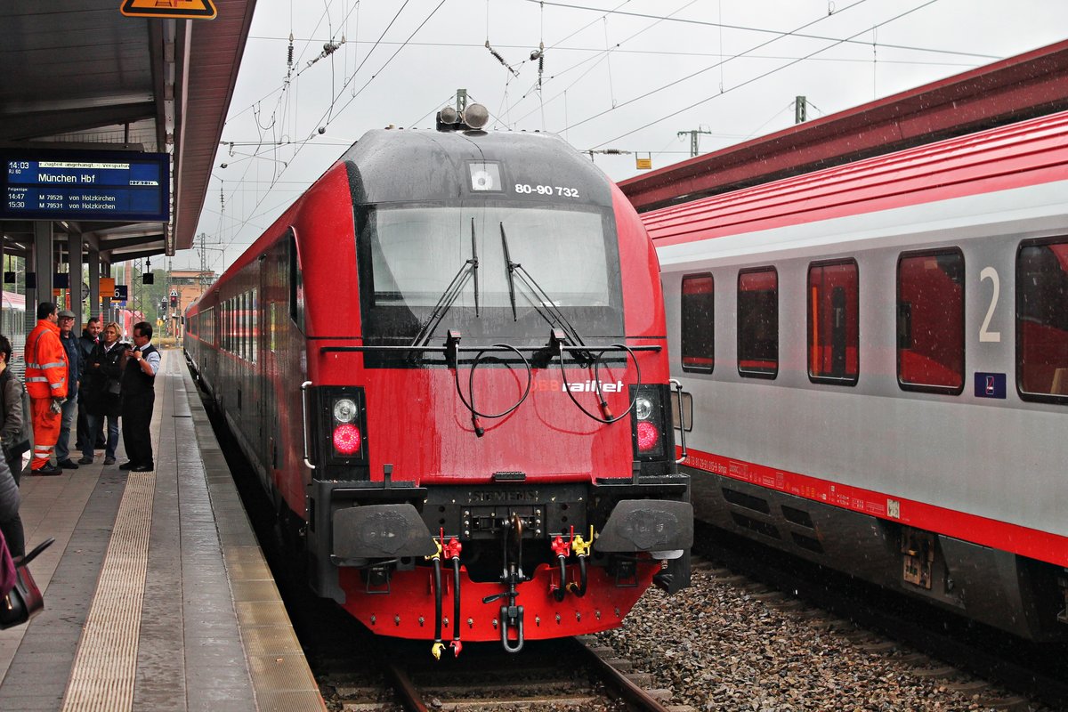 Nachschuss auf RailJet-Steuerwagen 80-90.732, als dieser am Nachmittag des 06.07.2018 als 4-teilige Garnitur zusammen mit 1116 232  ORF - Wie wir.  auf Gleis 6 im Bahnhof von Rosenheim stand und daran wartete, dass dieser gemeinsam mit RJ 60 (Budapest Keleti - München Hbf) bis zum Zielbahnhof fuhr.
