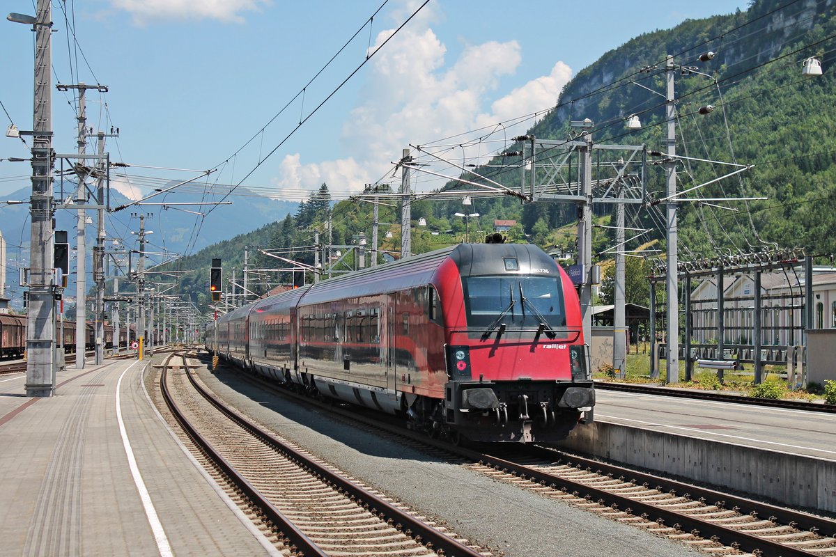 Nachschuss auf RailJet-Steuerwagen 80-90.735, als dieser am 30.06.2018 mit der Zuglok 1116 152 als RJ 660 (Wien Flughafen - Bregenz) aus dem Bahnhof von Feldkirch gen Zielbahnhof fuhr.