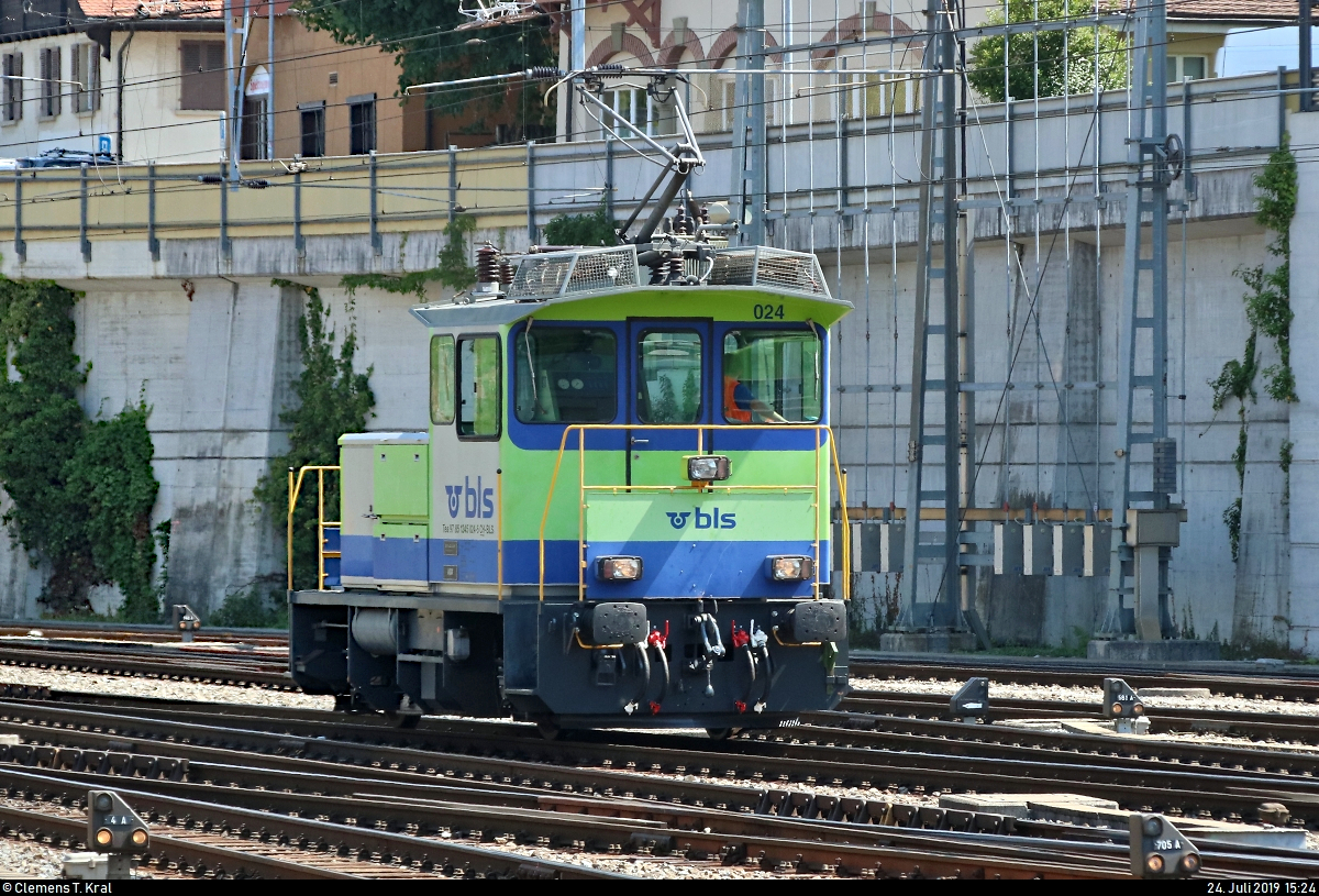 Nachschuss auf Rangiertraktor Tea 245 024-5 der BLS AG, die im Bahnhof Spiez (CH) Richtung Werkstätte zurückfährt, nachdem sie RABe 535 120-0  Lötschberger  in die Abstellgruppe rangiert hat.
[24.7.2019 | 15:24 Uhr]