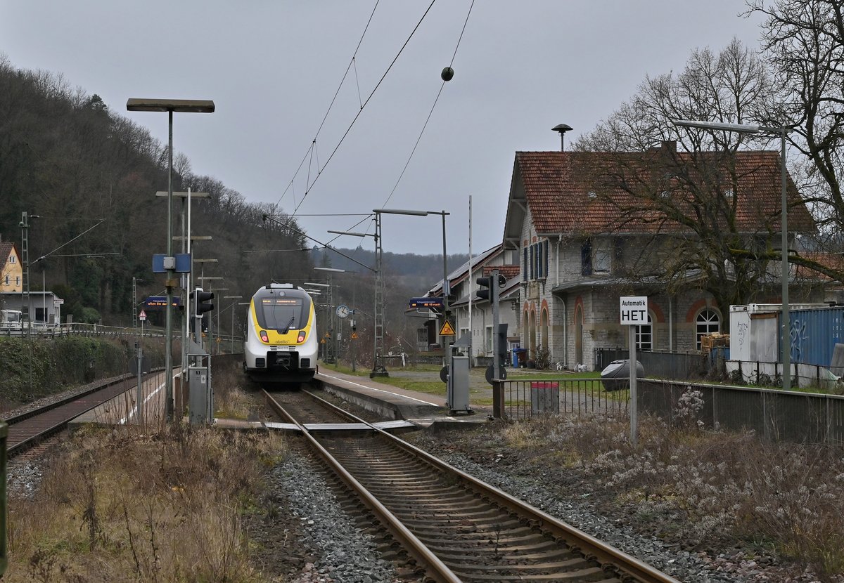 Nachschuß auf den RB 18 nach Tübingen beim Verlassen von Neudenau um 16:03 Uhr gen Herbolzheim. Foto vom geöffneten BÜ Bahnhofstraße aus gemacht. 31.1.2021