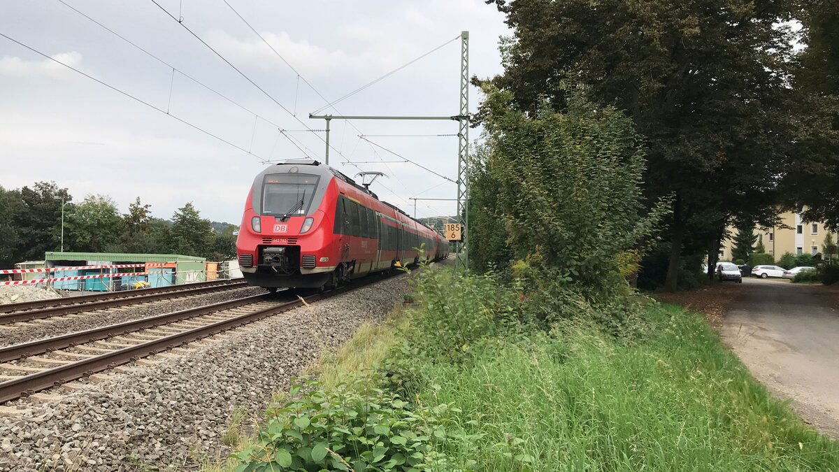 Nachschuss auf RB 41/40 nach Treysa/Dillenburg an der Film- und Fotostelle Bad Vilbel Süd. 27.09.2021 | 16:04 Uhr