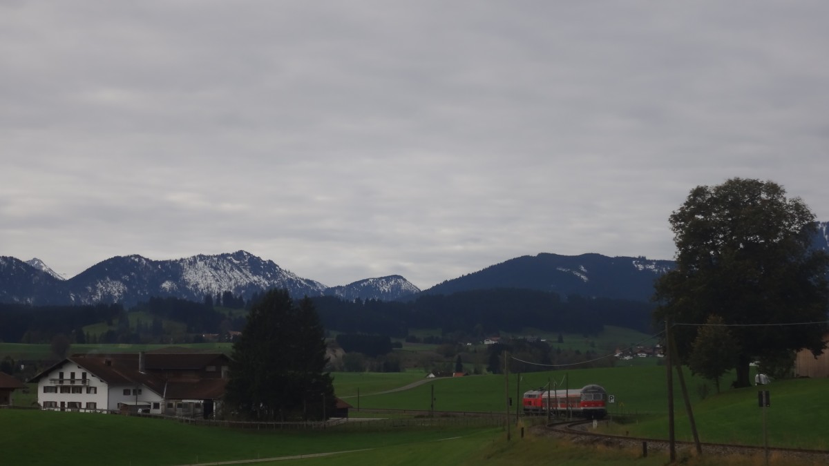 Nachschuss auf eine RB nach Füssen. Aufgenommen bei Seeg, Oktober 2014.