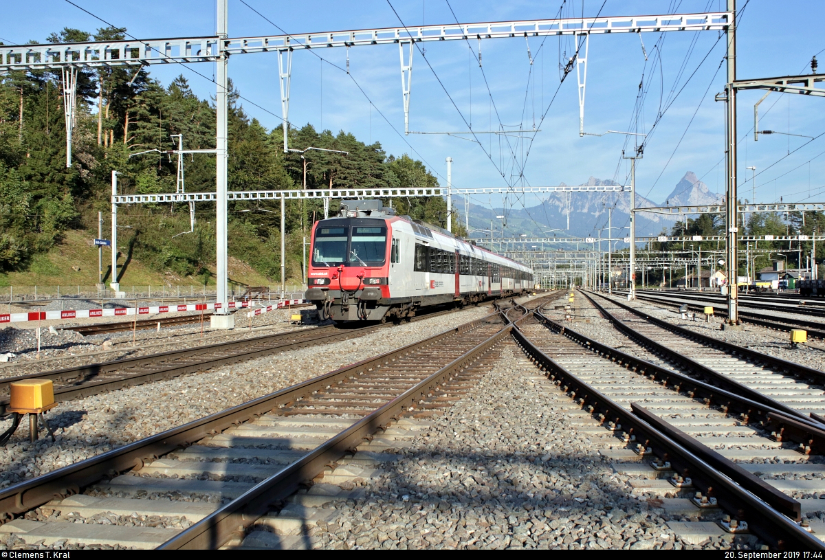 Nachschuss auf RBDe 560 ???  Domino  der S-Bahn Luzern (SBB) als S3 von Luzern (CH) nach Brunnen (CH), die den Bahnhof Arth-Goldau (CH) auf Gleis 5 verlässt.
Aufgenommen am Ende des Bahnsteigs 6/8.
[20.9.2019 | 17:44 Uhr]