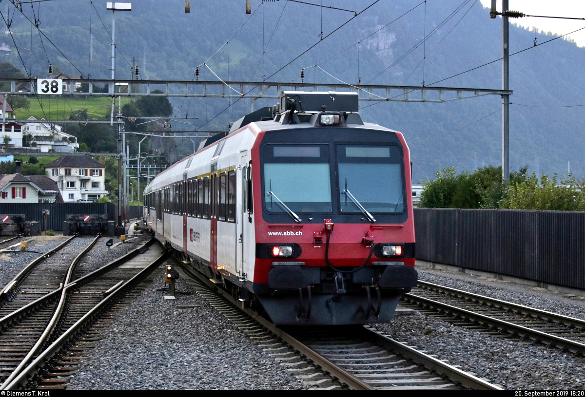 Nachschuss auf RBDe 560 ???  Domino  der S-Bahn Luzern (SBB) als S3 von Brunnen (CH) nach Luzern (CH), die den Bahnhof Arth-Goldau (CH) auf Gleis 6 verlässt.
Aufgenommen am Ende des Bahnsteigs 6/8.
[20.9.2019 | 18:20 Uhr]