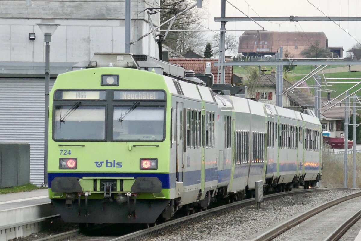 Nachschuss auf den RBDe 565 724 der BLS am 25.3.24 nach der Durchfahrt in Rosshäusern.