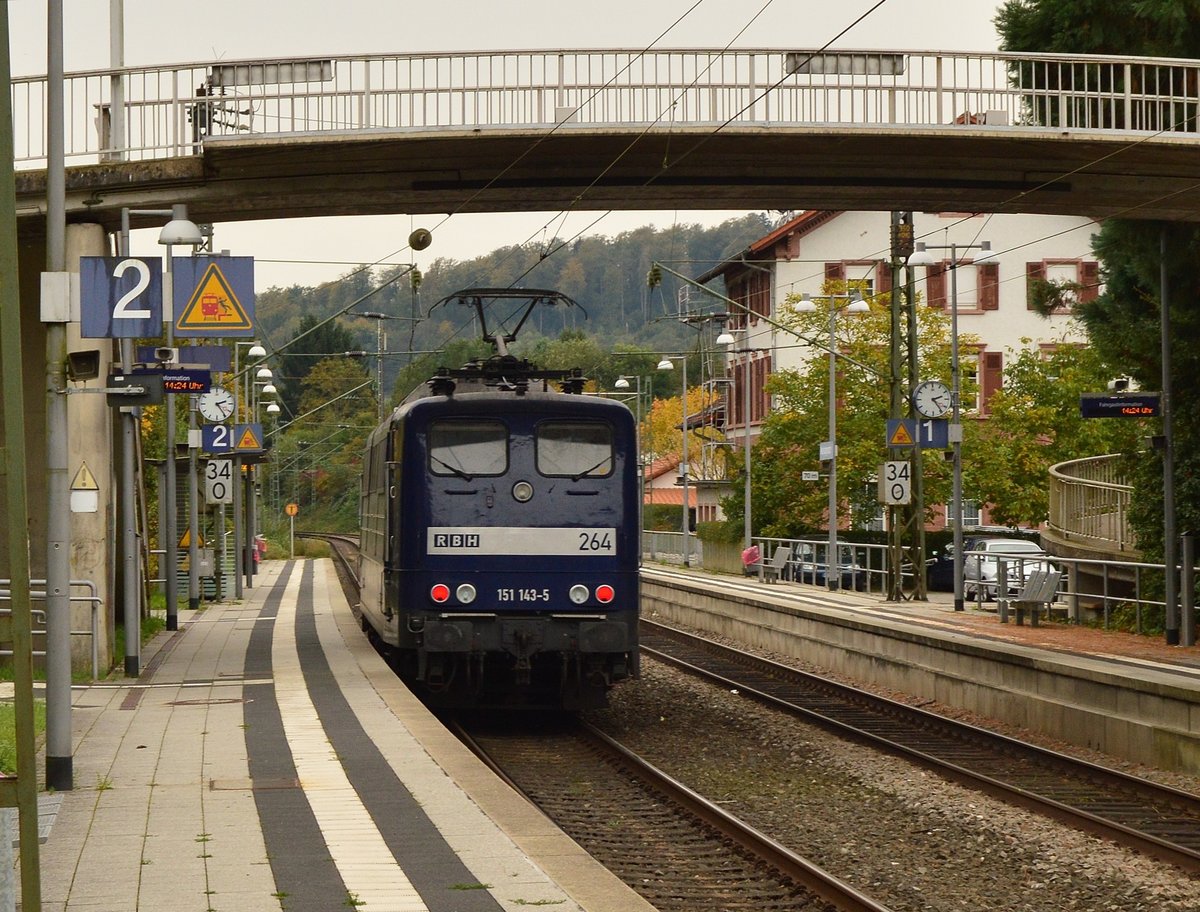 Nachschuß auf die RBH 264 151 143-5 in Neckargerach, als die Züge noch auf dem Richtungsgleis nach Eberbach gen Mosbach fuhren. 14.10.2016