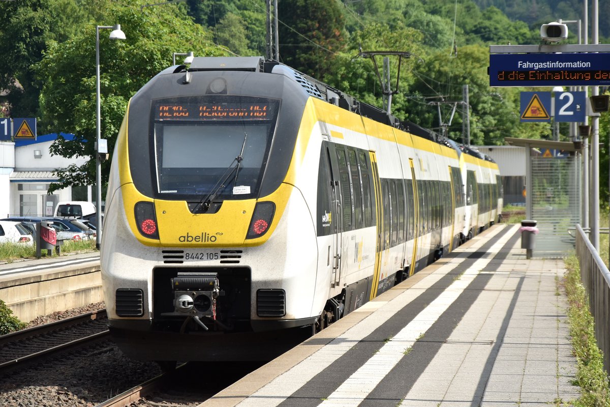 Nachschuß auf den RE 10a von Abellio der am Montagnachmittag gen Heilbronn fahrend hier in Zwingenberg Neckar. 18.5.2020