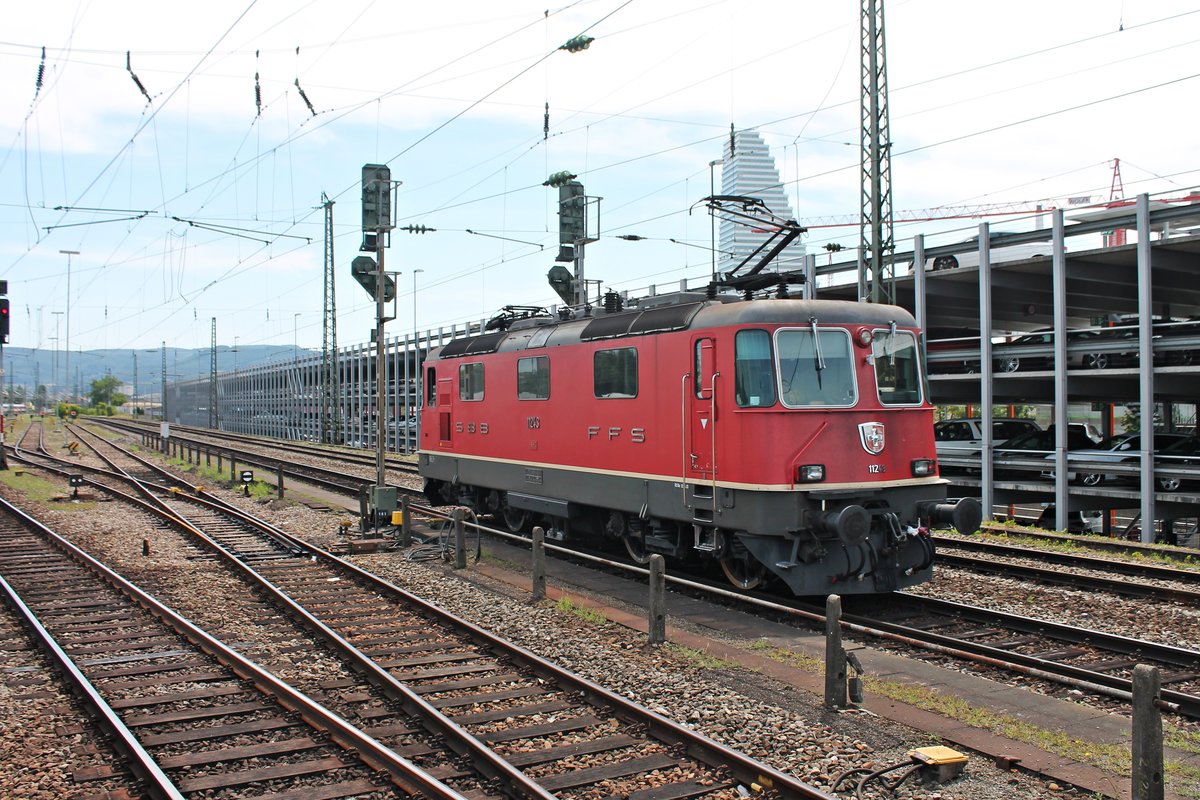 Nachschuss auf Re 4/4 11243, als sie am 31.07.2015 als Lokzug durch den Badischen Bahnhof von Basel in Richtung Rangierbahnhof Muttenz fuhr.