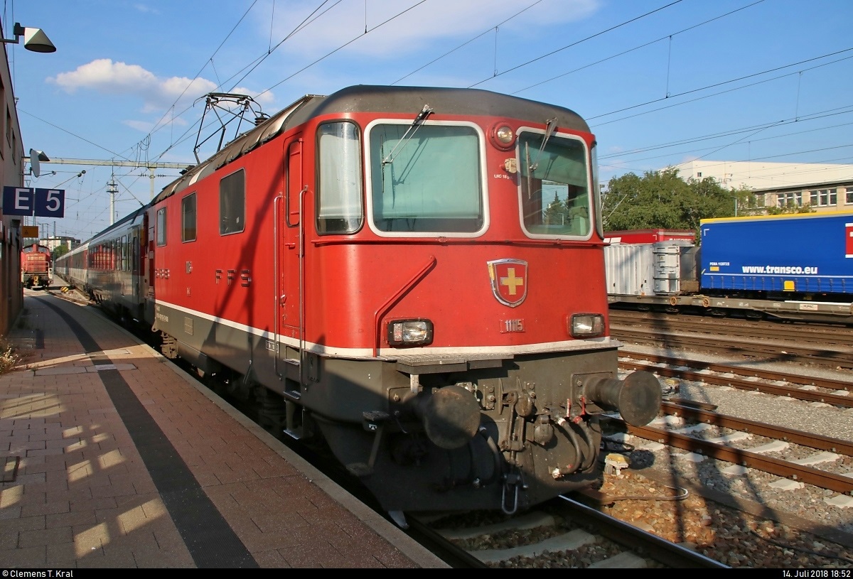 Nachschuss auf Re 4/4 II 11115 (420 115-8) SBB als IC 381 (Linie 87) nach Zürich HB (CH), der in seinem Startbahnhof Singen(Hohentwiel) zur Bereitstellung auf Gleis 3 rangiert wird.
[14.7.2018 | 18:52 Uhr]