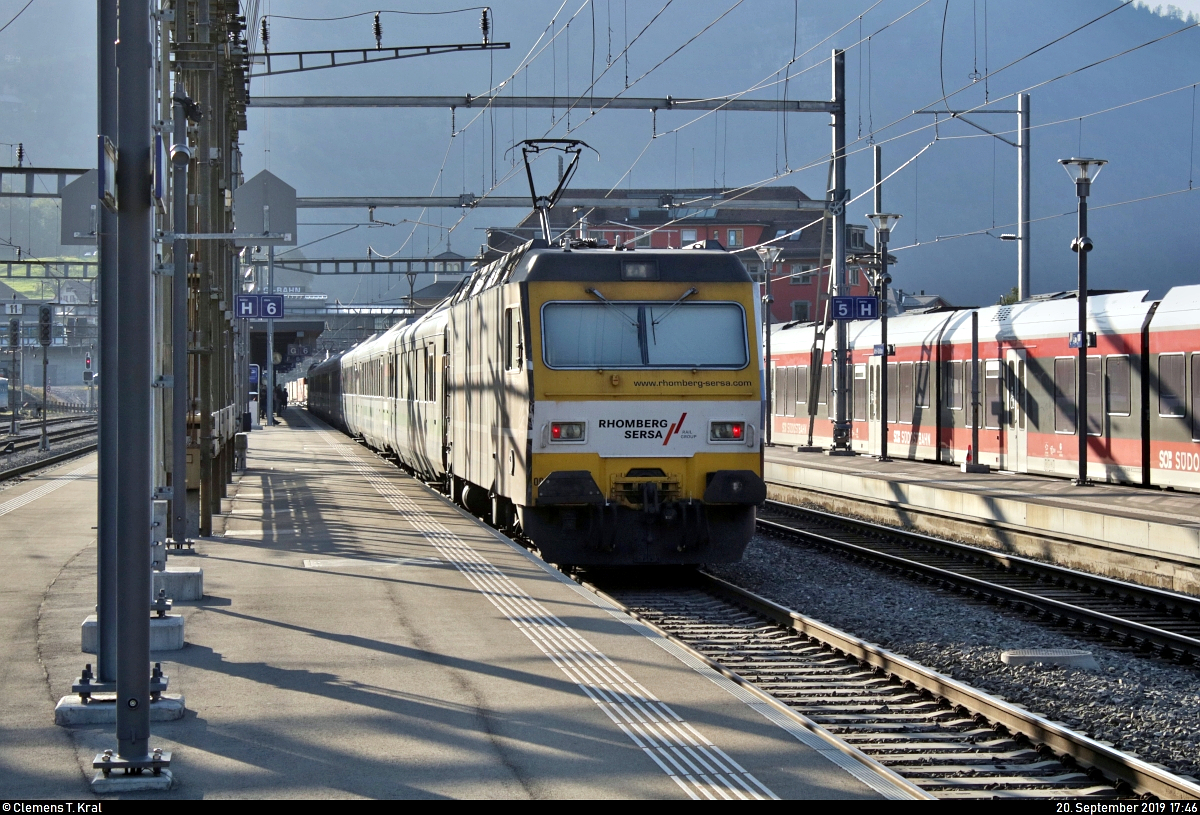 Nachschuss auf Re 456 093-4  St. Gallen , mit Werbung für die Rhomberg Sersa Rail Holding GmbH, mit Zuglok Re 456 096-7  Wattwil  der Schweizerischen Südostbahn AG (SOB) als VAE 2028  Voralpen-Express  von St. Gallen (CH) nach Luzern (CH), der den Bahnhof Arth-Goldau (CH) auf Gleis 6 erreicht.
Aufgenommen im Gegenlicht.
[20.9.2019 | 17:46 Uhr]