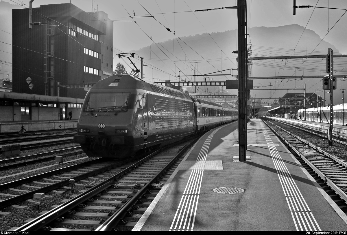 Nachschuss auf Re 460 038-3  Hauenstein  als IC 882 (IC 2) von Lugano (CH) nach Zürich HB (CH), der den Bahnhof Arth-Goldau (CH) auf Gleis 8 erreicht.
Aufgenommen im Gegenlicht, daher in S/W.
[20.9.2019 | 17:31 Uhr]