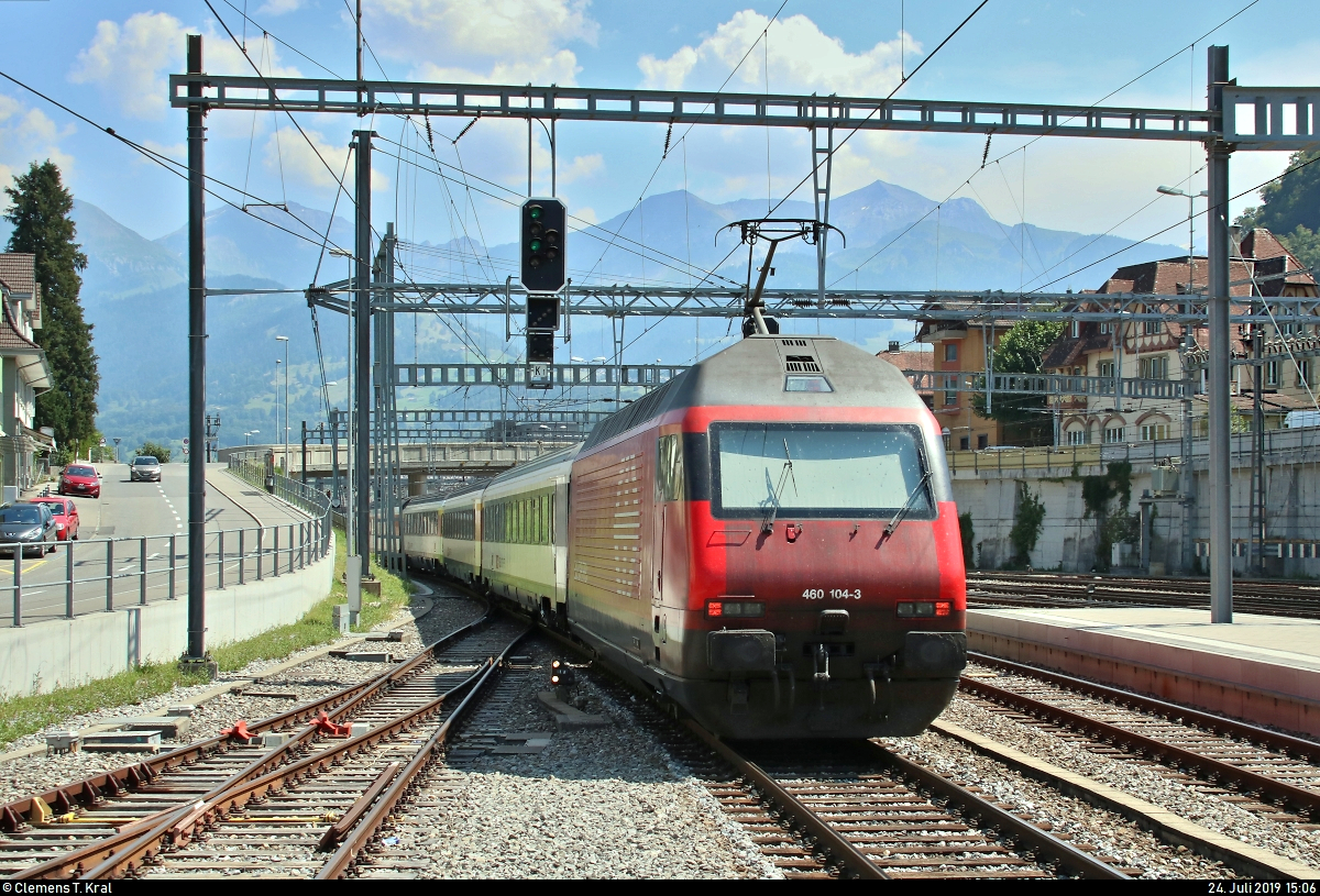 Nachschuss auf Re 460 104-3  Toggenburg  SBB als IC 1073 (IC 61) von Basel SBB (CH) nach Interlaken Ost (CH), der den Bahnhof Spiez (CH) auf Gleis 1 verlässt.
Aufgenommen am Ende des Bahnsteigs 1.
[24.7.2019 | 15:06 Uhr]