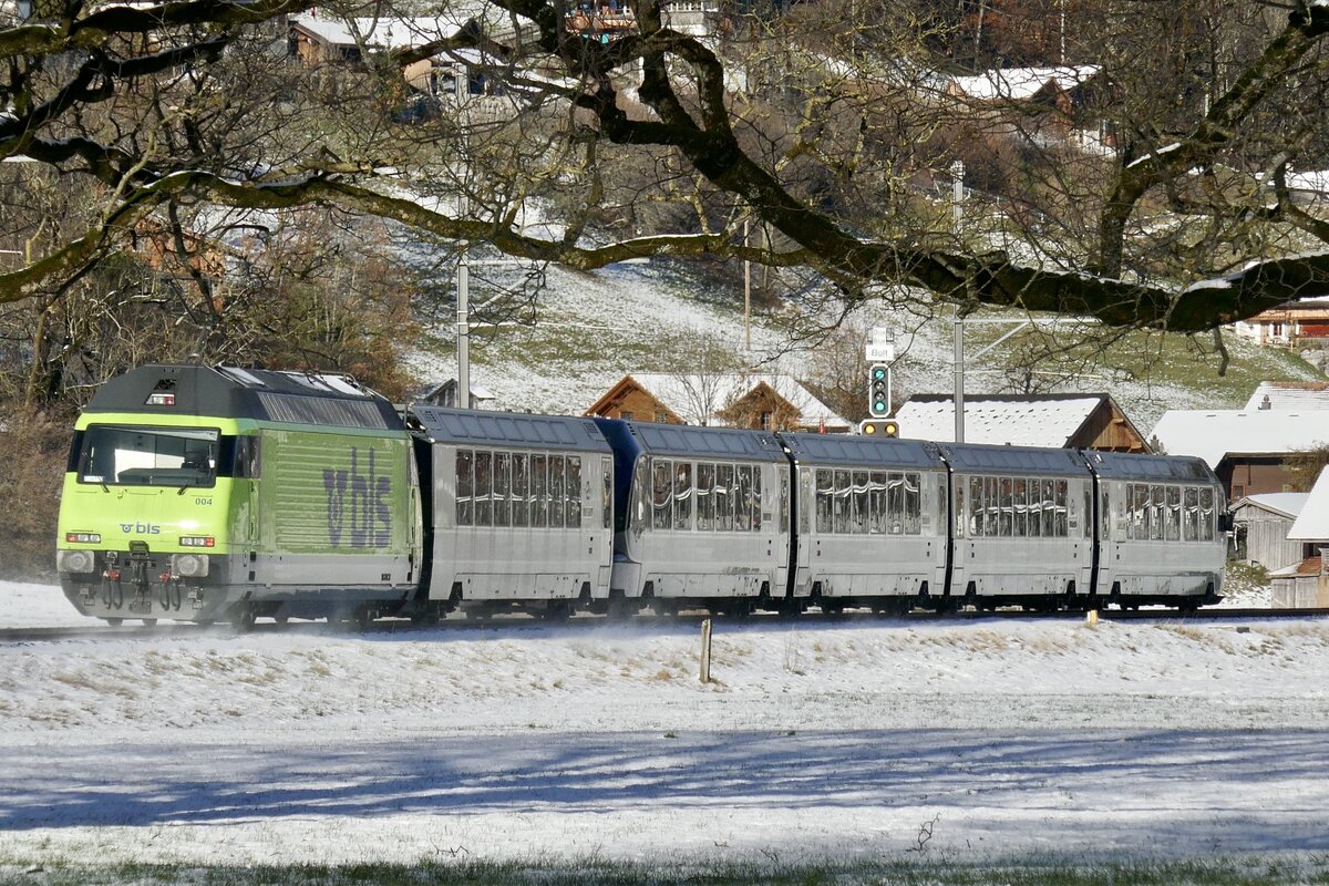 Nachschuss auf die Re 465 004 mit der GPX Komp 3  Gstaad  am 26.11.23 kurz vor dem Bahnhof Boltigen.