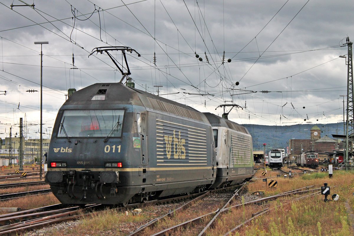 Nachschuss auf Re 465 011-5  Wisenberg , als diese am Nachmittag des 25.09.2019 zusammen mit der Re 465 008-1  Patenschaft Berggemeinden  als Lokzug in den Abstellbereich von BLS Cargo im Badischen Bahnhof von Basel fuhren, um dort abgestellt zu werden.