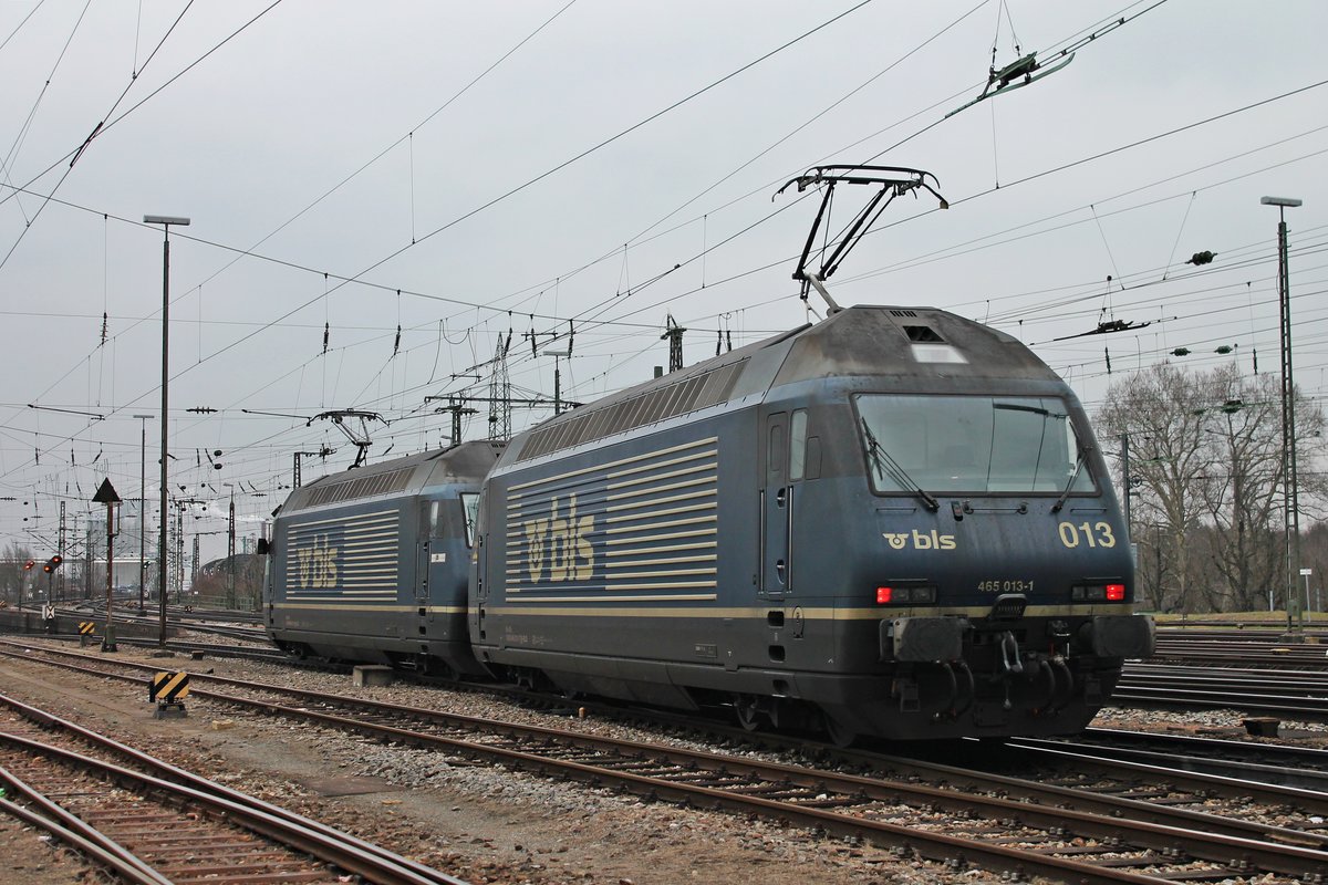 Nachschuss auf Re 465 013-1  Stockhorn , als diese am Nachmittag des 23.02.2018 zusammen mit Re 465 011-5  Wisenberg  als Lokzug aus dem Bvadischen Bahnhof von Basel in Richtung Basel Bad Rbf fuhren, um dort einen Güterzug gen Süden zu bespannen.